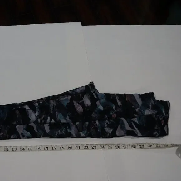 Lululemon Legging Size 4 With Pockets. - Picture 9 of 10